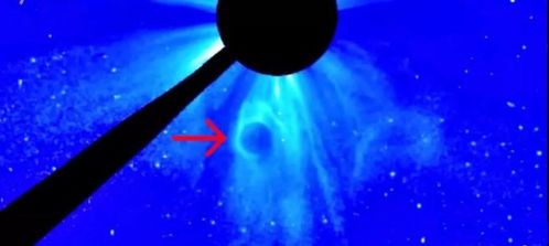 科学家再次捕捉到黑色诡异球体潜伏在太阳身侧,尼比鲁要现身