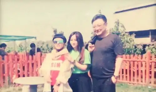 金龟子一家三口近照曝光,与丈夫王宁同框像父女,准女婿身高惊人