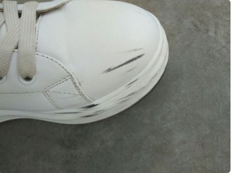 白色鞋子鞋底侧边的黑色划痕怎么清除
