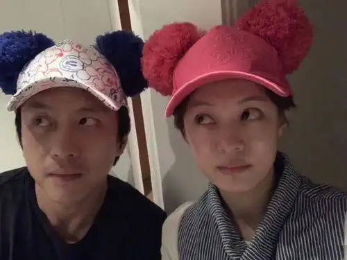 小花妹妹给邓超和孙俪买两顶帽子上班戴帽子好可爱但眼神真逗