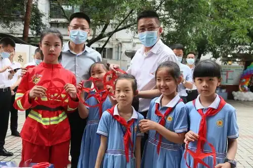情暖童心,关爱成长广汉市领导六一走访慰问少年儿童